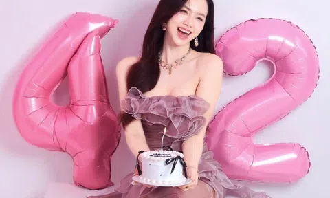 Cô vợ Thạc sĩ của Victor Vũ bước sang tuổi 42: Tự nhận sặc sỡ, mê tô vẽ cuộc đời, chỉ mong “già đi trong thanh lịch”