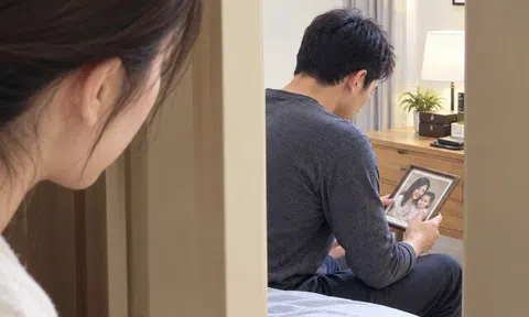 Chồng đòi ngủ riêng, nửa đêm nhìn thấy việc anh làm trong phòng ngủ, tôi chết lặng