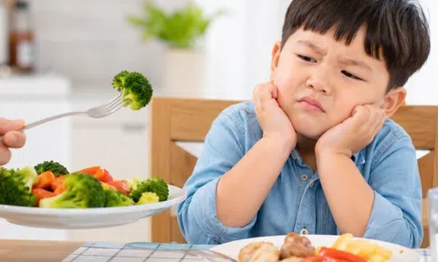 Chăm con dù to lớn nhưng không khỏe, chuyên gia cảnh báo “đừng bắt chước công thức, lấy con làm phép thử”