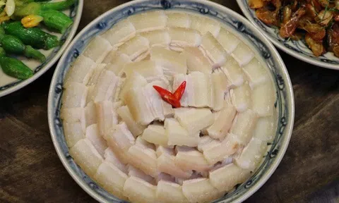 Luộc thịt, nhớ thêm thứ này, thịt vừa không bị thâm xỉn lại trắng thơm, ăn mềm ngọt