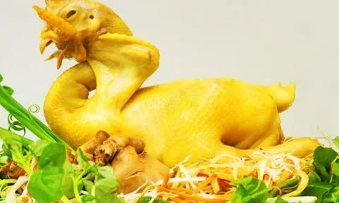 Nhiều người mắc 4 sai lầm khi luộc gà khiến thịt nhạt, da nứt, kém ngon lại chín không đều