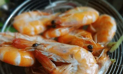 Luộc tôm, cho thêm gì khử tanh là tốt nhất, nhiều người cho thứ quen thuộc nhưng lại sai
