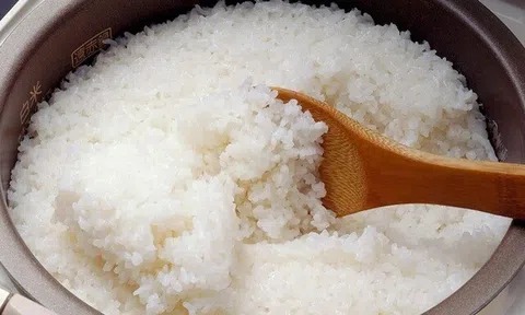 Nấu cơm chỉ cho nước thật thiếu chuyên nghiệp, bỏ 2 thứ này vào, cơm vừa thơm vừa mềm, tơi xốp hạt căng bóng