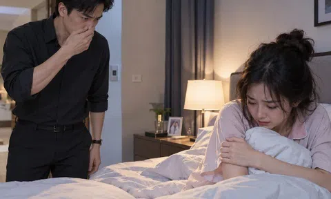 Đi công tác về ngửi thấy mùi lạ trên giường, tôi mở camera rồi ôm vợ an ủi khi biết sự thật