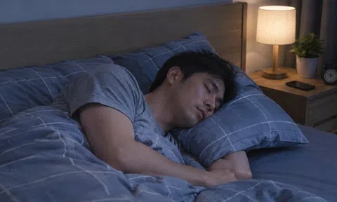 Nửa đêm tưởng vợ đi công tác về sớm lên giường ngủ chung, hôm sau nhìn người nằm bên cạnh tôi hoảng hốt