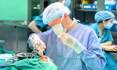 Cứ ngỡ viêm họng mãn tính, người phụ nữ bàng hoàng phát hiện "vật lạ" dài gấp đôi bình thường đâm vào cổ suốt 6 năm