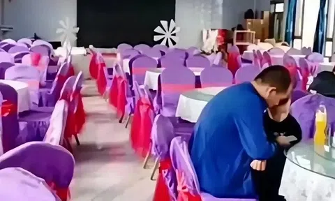 Mở 34 bàn tiệc mừng con đỗ điểm cao, người cha bẽ bàng nhận "gáo nước lạnh" từ cả ngôi làng.