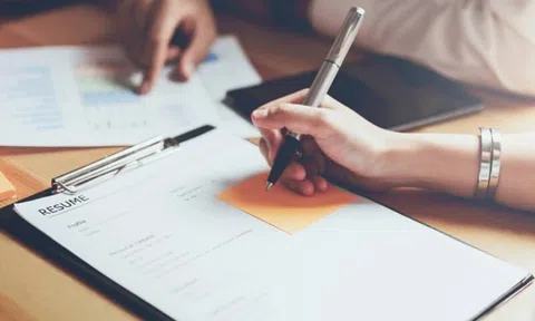 Nộp đơn 200 lần vẫn thất nghiệp, nữ Tiến sĩ phải vay thấu chi để mua đồ ăn qua ngày