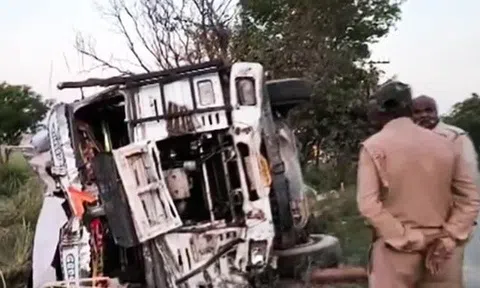 Kinh hoàng hiện trường vụ xe khách bị xe tải "nghiền nát", ít nhất 6 người thiệt mạng