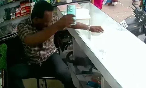 Mải mê lướt điện thoại, người đàn ông không hay biết "tử thần" đang quấn dưới chân