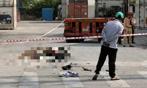 Va chạm với xe đầu kéo, nam sinh viên tử vong thương tâm, cha mẹ ngã quỵ tại hiện trường