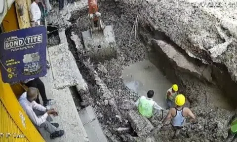 Clip camera ghi cảnh tượng nam công nhân bị đất vùi lấp, tử vong trên đường đi cấp cứu