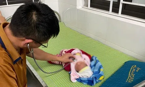 Phát hiện bé trai sơ sinh bị bỏ rơi kèm 600.000 đồng