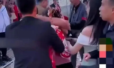 Cô dâu chết lặng ngay trên lễ đường: Hai kẻ lạ xông vào chặn cửa, vòi tiền mới cho làm đám cưới
