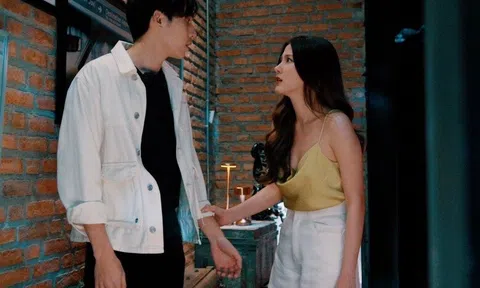 Vừa bước qua cửa phòng sinh đêm tân hôn, tôi bàng hoàng nhận ra gương mặt bác sĩ