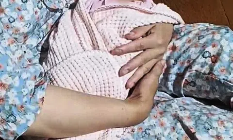 Bé gái sơ sinh bị bỏ rơi kèm lời nhắn viết vội "con là sinh viên, tự sinh cháu ở phòng trọ"