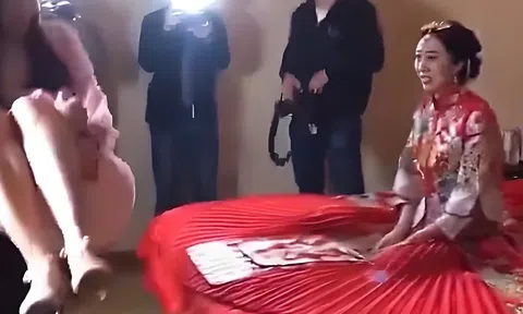 Đám cưới biến thành "trò hề phản cảm" chỉ vì một phút bốc đồng của chú rể với phù dâu