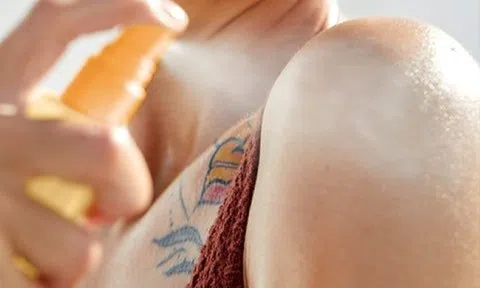 Mẹ xịt kem chống nắng sai cách, bé 5 tuổi suýt hỏng cả hai lá phổi