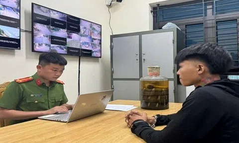 Phát hiện thanh niên trẻ giấu "thứ đáng sợ" trong thùng xốp trên xe máy