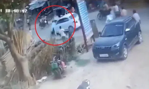 Vợ đu bám nắp capo kêu cứu, "tiểu tam" ngang nhiên cướp vàng rồi tẩu thoát