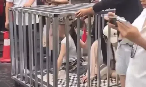 Hai phụ nữ bị nhốt "lồng heo" bêu rếu tội ngoại tình giữa phố và sự thật ngã ngửa phía sau