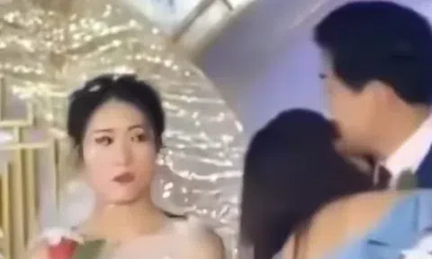 Người yêu cũ trơ trẽn lên sân khấu cướp hôn, thái độ của chú rể khiến cộng đồng mạng dậy sóng