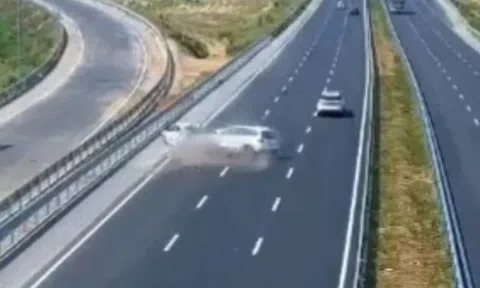 Rùng mình clip ô tô đi lùi trên cao tốc bị húc văng nát bét: 4 người trong một gia đình tử vong