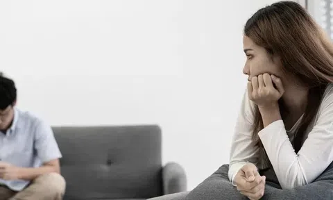 Tôi tưởng chồng chỉ đang mệt mỏi, cho đến khi vô tình đọc cuộc trò chuyện với ChatGPT