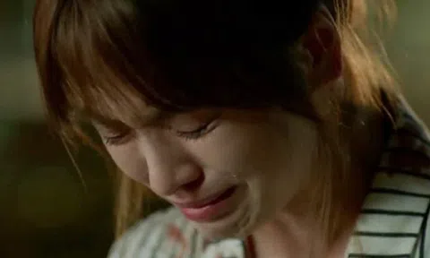 Nghe hộ điện thoại khi chồng đi tắm, tôi bị chồng tát 'nổ đom đóm' mắt nhưng nội dung cuộc gọi mới gây sốc