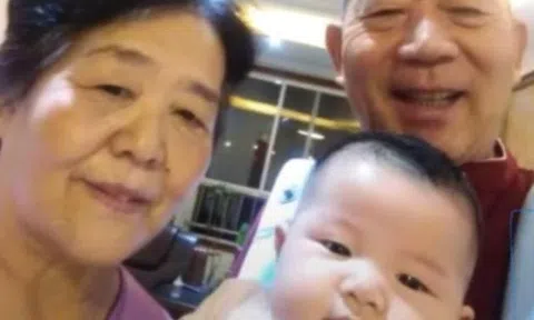 Tưởng đã yên bình tuổi già, cặp đôi U70 bất ngờ “lên chức” bố mẹ