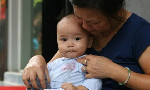 Con gửi cháu về quê nghỉ hè, vợ chồng già "gần đất xa trời" phải rút chục triệu tiền tiết kiệm