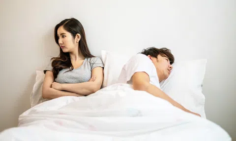 Vợ đau đớn khi chồng không "gần gũi" 4 tháng, nhưng vẫn chăm "thả tim" gái đẹp