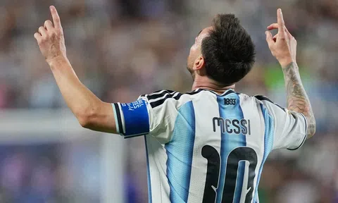 Messi lập hattrick, chính thức “vượt mặt” Ronaldo