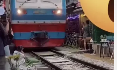Nhân chứng kể lại khoảnh khắc cô gái ngồi cà phê đường tàu bị va chạm, hất văng điện thoại