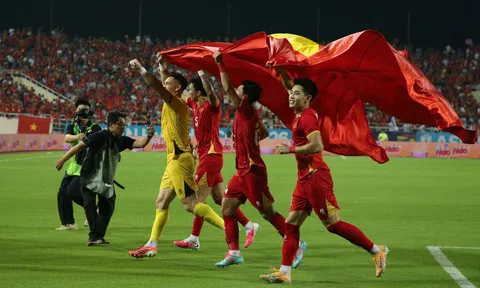 Trọn bộ ảnh "xả kho" xuyên đêm của ĐT Việt Nam sau khi bảo vệ thành công ngôi vương ASEAN Cup