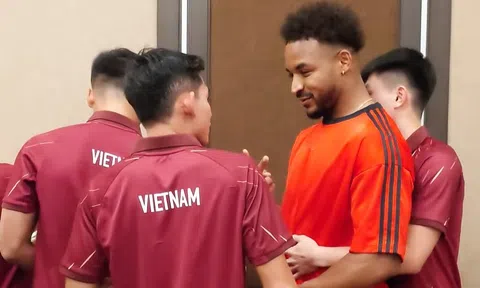 Chia tay ĐT Việt Nam vì chấn thương, Xuân Son nghẹn ngào về nước điều trị