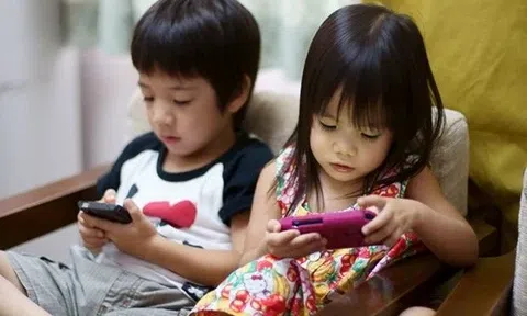Tác hại đáng sợ khi cho trẻ xem điện thoại quá nhiều trong kỳ nghỉ hè