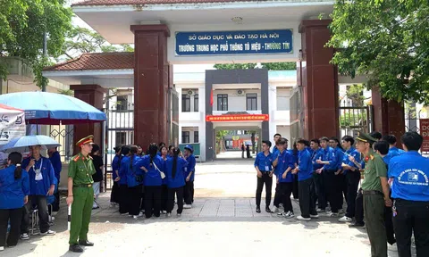 Hà Nội: Không khí nghiêm túc, an toàn trong ngày đầu kỳ thi tuyển sinh vào lớp 10 tại xã Chương Dương