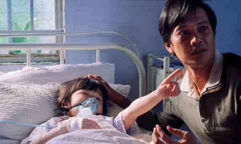 “Sợi chỉ đỏ” của Hàm Trần đổi lịch chiếu, poster mới gây ám ảnh với hình ảnh “em bé ma”