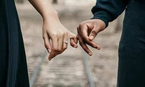 Cha mẹ từng trải tiết lộ 2 điều quan trọng hơn tiền bạc khi chọn bạn đời