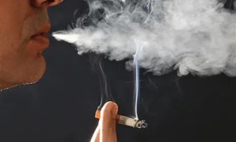 Dấu hiệu trong miệng nhiều người hút thuốc bỏ qua, phát hiện có thể đã là ung thư