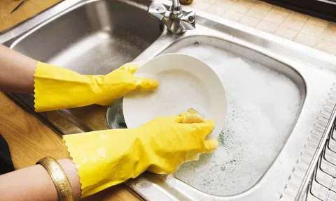 6 sai lầm khi rửa bát khiến vi khuẩn sinh sôi trong căn bếp