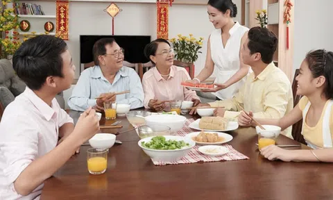 Bữa cơm hé lộ nhân cách: Người có giáo dưỡng thường tránh 4 điều