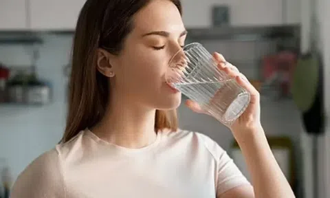 Nắng nóng kéo dài, bác sĩ chỉ cách uống nước đúng để tránh mất nước và kiệt sức