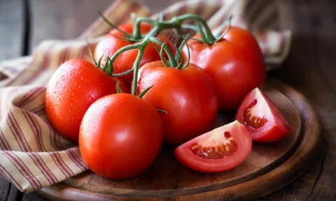 Bác sĩ khuyên ăn cà chua mỗi ngày, người đàn ông nhận kết quả ngoài mong đợi