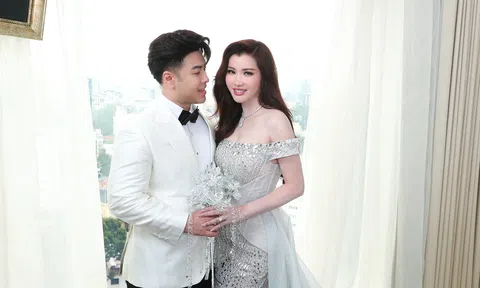 Nhan sắc bà xã Akira Phan trước giờ G với váy cưới corset 3D tháo rời cực ảo