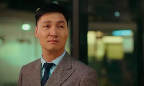 Cảnh quỳ lạy trong phim giờ vàng gây tranh cãi, Mạnh Trường vẫn nhận "mưa lời khen"