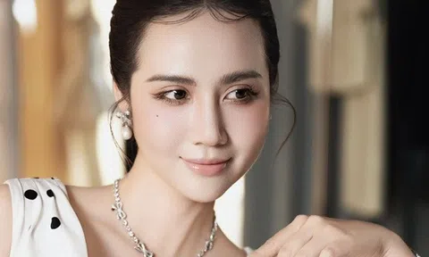 Huyền Lizzie khoe vẻ đẹp thanh lịch trong bộ ảnh mới: Nhan sắc “gái một con” ngày càng mặn mà, cuốn hút