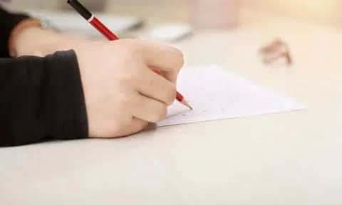 Bé gái 7 tuổi khóc thét khi bị mẹ bạo hành và đe dọa lúc học bài, người bố làm 1 việc không thể ngờ
