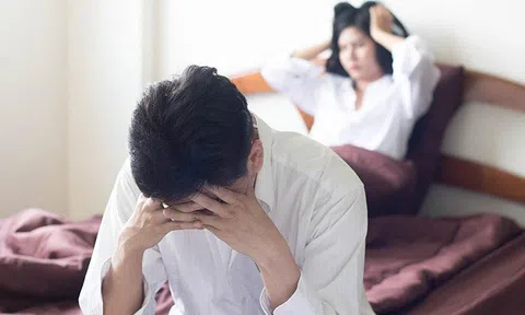 Đến thăm bố vợ cũ, tôi bủn rủn khi xem món đồ ông đưa, chạy đi tìm vợ, kết quả ngoài sức chịu đựng 